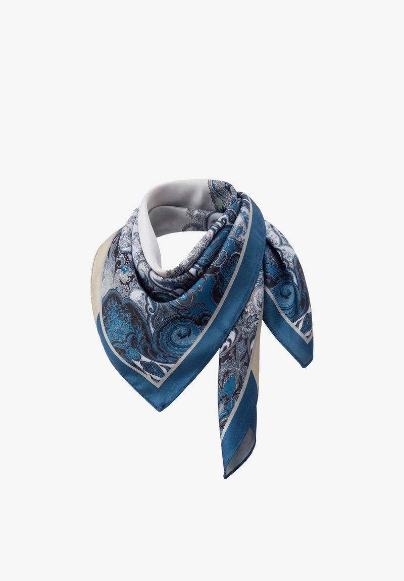 Foulard en soie avec des motifs paisley bleus, noirs et blancs, plié et drapé avec des extrémités pointues pendantes.