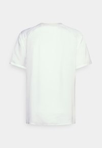 T-shirt branca de manga curta com decote redondo, textura suave e um design minimalista; sem padrões ou logótipos visíveis.