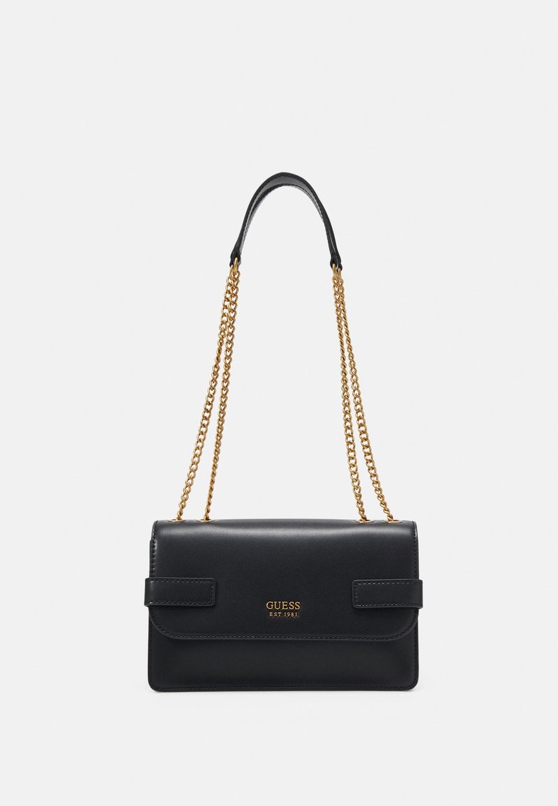 Bolso de mano de cuero negro con correa de cadena dorada, forma rectangular, cierre de solapa y detalle de logo. Textura suave y diseño minimalista.
