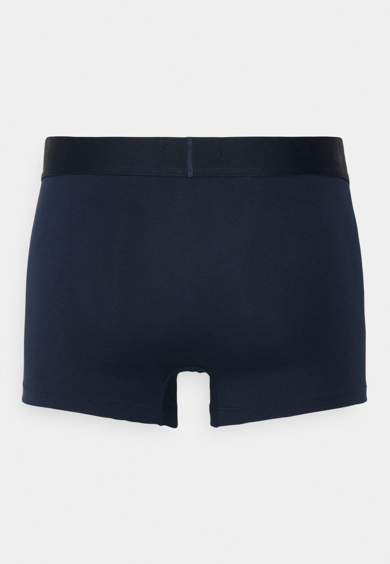 Granatowe bokserki z czarnym elastycznym pasem, wykonane z gładkiego materiału, o średniej długości i małym otwarciem z przodu.