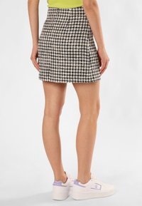 HUGO ROMAS - A-Linien-Rock - weiß marine