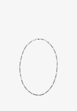 Collar de cadena de plata con eslabones ovalados y rectangulares con un acabado pulido, asegurado con un cierre simple.