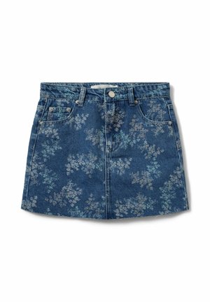 Minigonna in denim con stampa floreale sbiadita, chiusura frontale con bottoni, passanti per cintura e tasche anteriori su sfondo bianco.