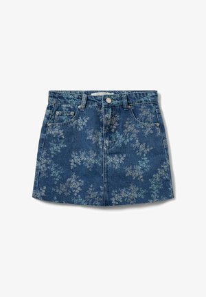 Denim-mekko, jossa haalistunut kukkakuosi, nappikiinnitys edessä, vyölenkit ja etutaskut valkoisella taustalla.