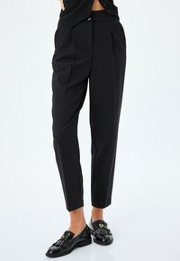 CARROT CUT  - Pantaloni - black