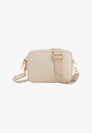 Bolso bandolera rectangular beige con correa ancha ajustable y cierres de metal en tono dorado sobre un fondo blanco.