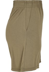 Kaki shorts laget av myk stoff, med elastisk midjebånd, sidelommer og en avslappet passform med en litt løs kutt.