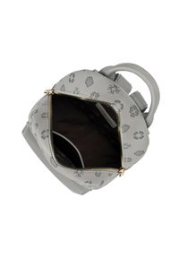 Sac à dos en cuir gris avec des motifs en relief, de forme ronde, doté de deux poignées supérieures et d'une fermeture éclair révélant un intérieur sombre.