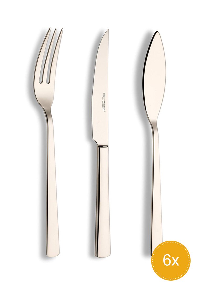 Edelstahl Besteckset mit einer Gabel, einem Messer und einem Löffel. Glatte, polierte Oberflächen mit einem schlanken Design. Silberfarbe. Packung mit sechs.
