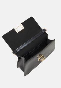 Borsa a tracolla nera in pelle con una superficie liscia. Presenta una chiusura in metallo dorato e un interno rivestito in suede. Forma rettangolare compatta.