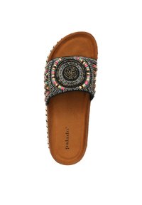 Sandale à glissière plate avec une sangle tissée foncée ornée de motifs de perles circulaires, des perles multicolores et une semelle rembourrée marron.