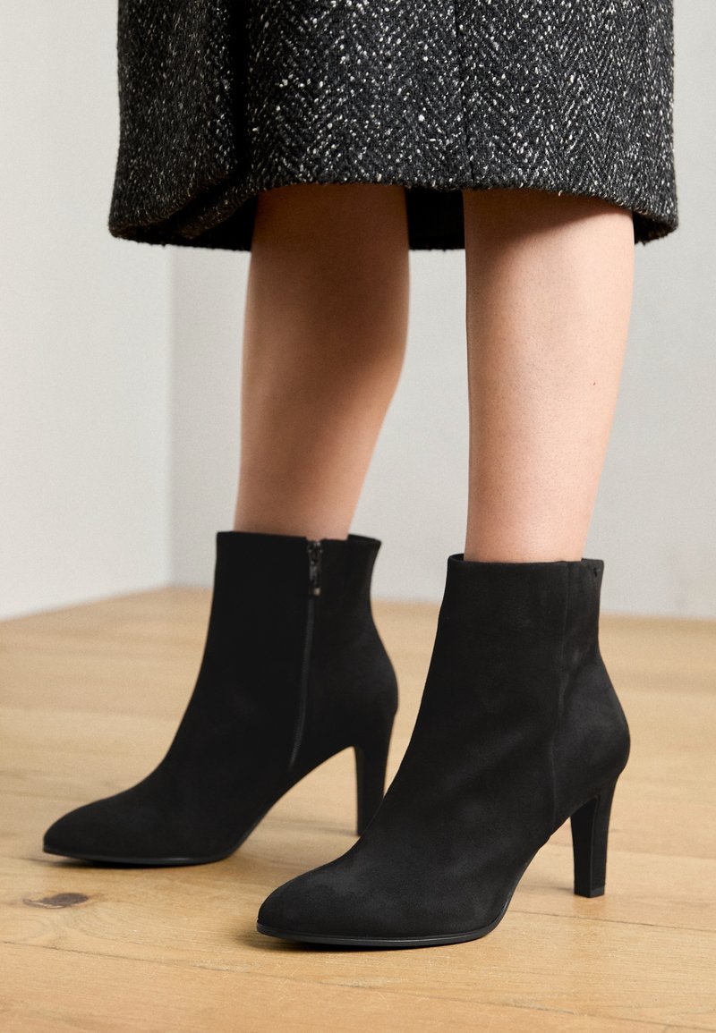 Tamaris Damenschuhe Tamaris Schwarze Stiefeletten Wildleder