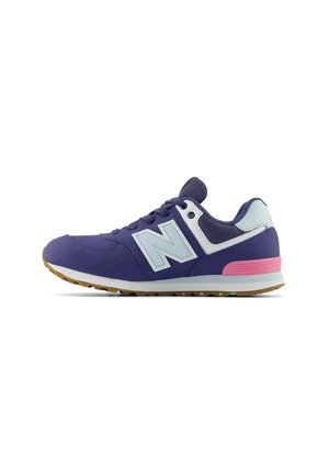 Baskets de sport violettes et bleu clair avec semelle blanche, détail de talon rose, tige en maille et un grand logo "N" sur le côté.