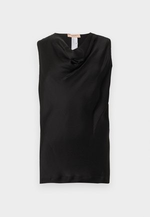 Svart ermeløs topp med båthals, laget av glatt stoff med en subtil glans og uten synlige lukkinger eller pynteelementer.