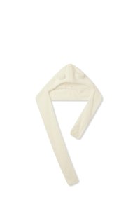 Kremowy, puszysty szalik z trójkątnym kapturem; posiada dwa zaokrąglone akcenty na górze. Miękka tekstura, wydłużony kształt dla ciepła.