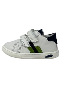 Sneaker in pelle bianca con due cinturini in velcro, accenti verdi e neri, punta arrotondata e suola in gomma testurizzata.