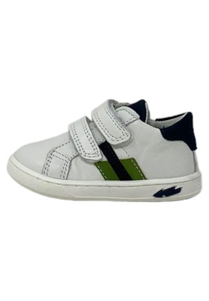 Sneaker in pelle bianca con due cinturini in velcro, accenti verdi e neri, punta arrotondata e suola in gomma testurizzata.