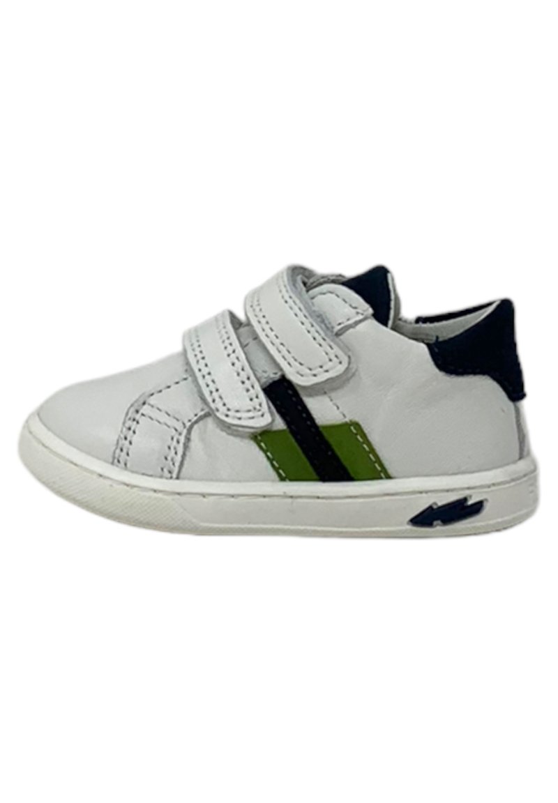 Sneaker in pelle bianca con due cinturini in velcro, accenti verdi e neri, punta arrotondata e suola in gomma testurizzata.