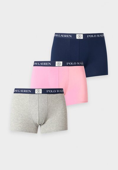 Τρία ζευγάρια ανδρικά boxer briefs Polo Ralph Lauren σε ναυτικό μπλε, ροζ και γκρι με ναυτικά branded ζώνες μέσης, στοιβαγμένα διαγώνια.