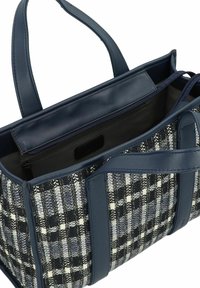 Tasche aus gewebtem Stoff in Schwarz, Weiß und Grau mit navyfarbenen Ledergriffen. Verfügt über ein Reißverschlussfach und Innenfächer.