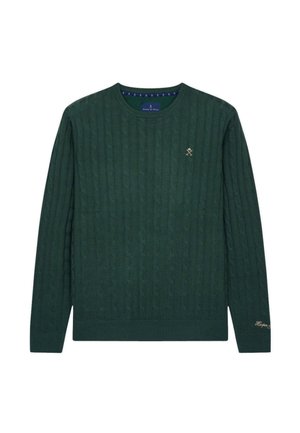 Grüner Kabelstrickpullover mit langen Ärmeln, geripptem Kragen und Saum, mit einem dezenten gestickten Logo auf der Brust. Weiche Textur.