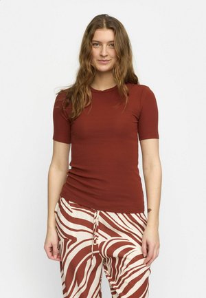 Geribbelde, korte mouw top in diep rood, gecombineerd met crèmekleurige broek met opvallende bruine strepen. Glad textuur met een getailleerd ontwerp.