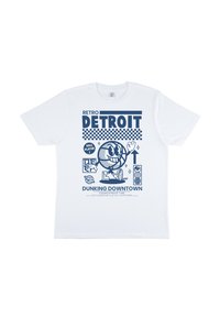 Bílý tričko s modrým retro designem, na kterém je usmívající se postava basketbalisty, text "Detroit," "Hráč míče 1" a "Dunking Downtown."