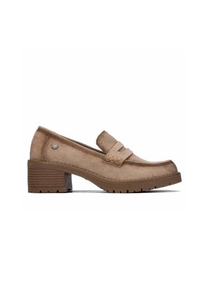 Mocasín de mujer en ante marrón con tacón bajo de bloque y correa decorativa en la parte superior, aislado sobre fondo blanco.