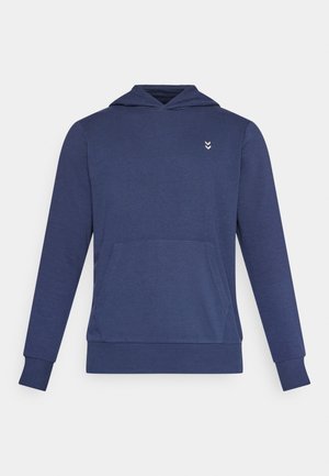 Temno modra kapuca iz bombažnega materiala, ki vsebuje mešanico, z sprednjim žepom, rebrastimi manšetami in majhnim logotipom na prsih.