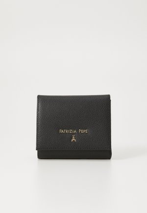 Portafoglio in pelle nera con finitura texturizzata, caratterizzato da un design pieghevole e dettagli del logo dorato sul davanti.