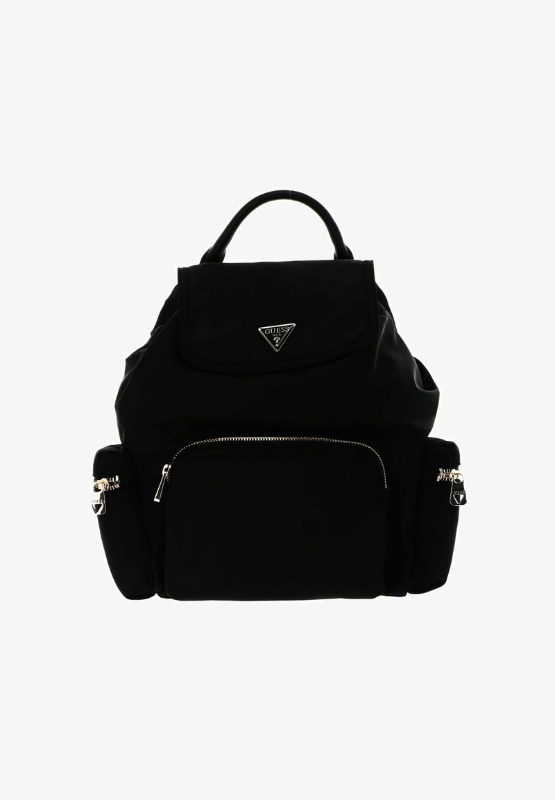 Zaino in nylon nero con tasca frontale con zip, patta superiore e logo triangolare. Presenta accessori in metallo e spallacci regolabili.