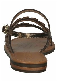 Sandalo marrone con più sottili cinturini e fibbia regolabile. Suola flessibile con una soletta liscia color beige e superficie leggermente texture.