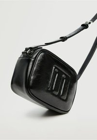 Borsa a tracolla nera in pelle con forma rettangolare, dettaglio a tre linee in rilievo sul davanti e tracolla regolabile.