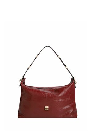 Dunkelrote Leder-Schultertasche mit schwarzem Riemen, goldener Hardware und einem kleinen, perlenbesetzten Buchstaben E auf der Vorderseite.