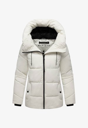 Doudoune blanche avec un col haut, fermeture zippée, poches latérales et accents noirs. Design rembourré avec une texture lisse et brillante.