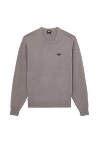 Maglione grigio a maglia con colletto rotondo, orlo e polsini a coste, e un piccolo logo nero sul petto. Texture liscia, design casual.