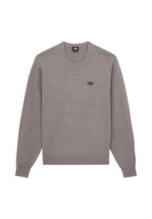 Suéter gris de punto con cuello redondo, dobladillo y puños acanalados, y un pequeño logo negro en el pecho. Textura suave, diseño casual.
