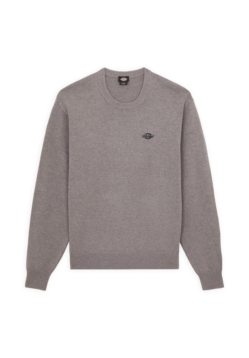 Maglione grigio a maglia con colletto rotondo, orlo e polsini a coste, e un piccolo logo nero sul petto. Texture liscia, design casual.