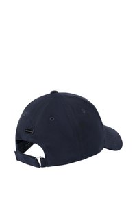 Marineblaue Baseballkappe mit gebogenem Schirm, verstellbarem Riemen auf der Rückseite und einem kleinen metallenen Logosymbol. Glatte Stoffstruktur.