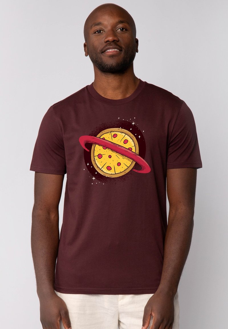 T-shirt bordeaux avec un imprimé graphique d'une pizza entourée d'un anneau rouge, entourée de taches blanches ressemblant à des étoiles, fabriquée dans un tissu doux.