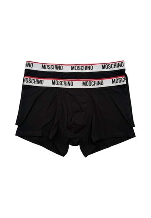 Due paia di boxer neri da uomo impilati, con fascia in vita bianca bordata di rosso e scritta "MOSCHINO" in nero.