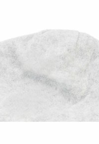 Sombrero redondo de fieltro gris con una textura suave y sutiles variaciones de color. Presenta un diseño simple sin hardware o acentos adicionales.