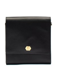 Czarna skórzana torebka o gładkiej fakturze, z heksagonalnym złotym zapięciem z przodu i klapą. Kwadratowy kształt i minimalistyczny design.