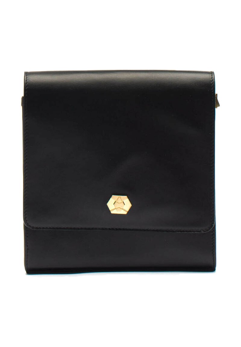 Czarna skórzana torebka o gładkiej fakturze, z heksagonalnym złotym zapięciem z przodu i klapą. Kwadratowy kształt i minimalistyczny design.