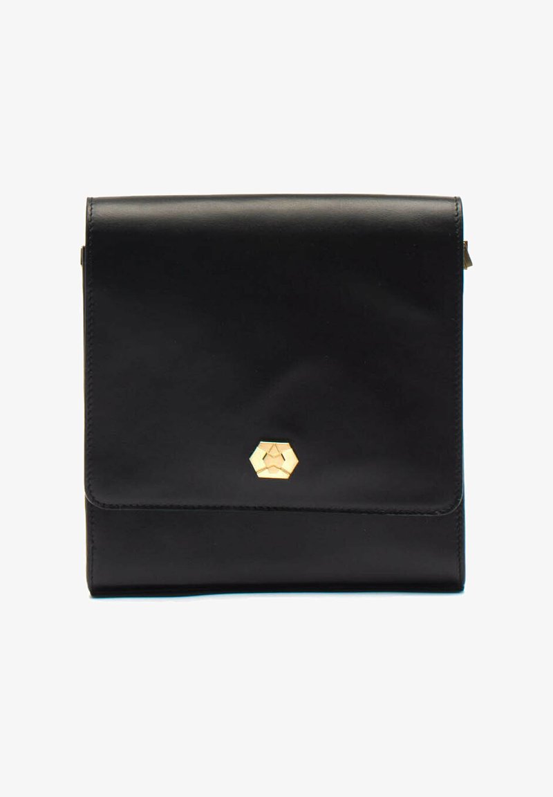 Czarna skórzana torebka o gładkiej fakturze, z heksagonalnym złotym zapięciem z przodu i klapą. Kwadratowy kształt i minimalistyczny design.