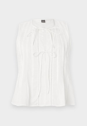 Bluza albă fără mâneci, cu pliuri verticale și două fundașe în față, sub decolteul rotund, etichetată BOSS la guler.