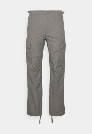 Calças de carga em tecido cinza, apresentam bolsos laterais, punhos ajustáveis e fecho de botão na cintura, com um design descontraído de perna reta.