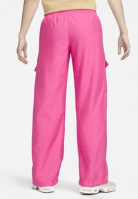 Rosa cargobyxor med rak passform, elastisk midja, två sidofickor och ett mjukt, lätt tyg.