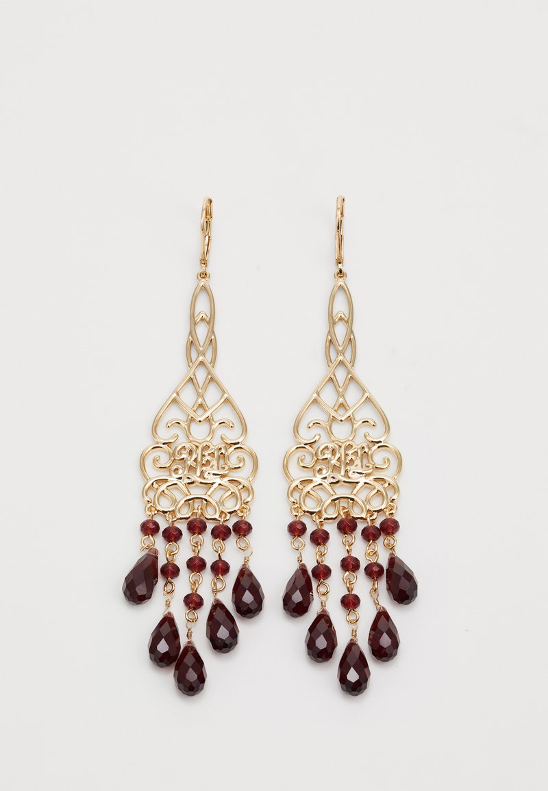 Χρυσά σκουλαρίκια φιλιγκράν με περίπλοκο σχέδιο πλέγματος, διακοσμημένα με πολλαπλές κρεμαστές κοφτές σταγόνες σε σκούρο κόκκινο χρώμα.