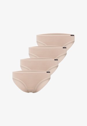 Cuatro bragas de algodón para mujer de color beige con cinturas elásticas, dispuestas en una pila escalonada sobre un fondo blanco.